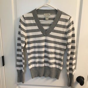 Gray and white v-neck sweater.